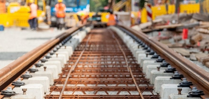 Symboldfoto neu verlegter Schienenstränge im neuen Gleisbett
