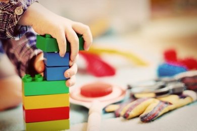 Foto Kinderhände stapeln Bauklötze