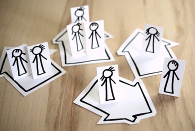 Auf Papier gezeichnete Personen und ein Haus