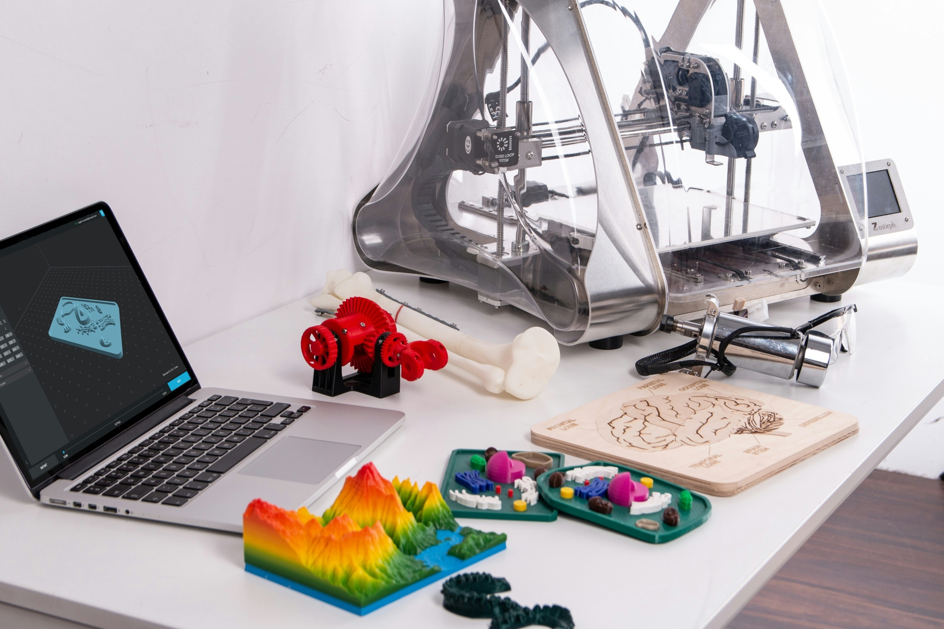 Foto mit Laptop, 3D Drucker und gedruckte 3D Modelle