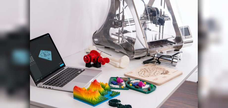 Foto mit Laptop, 3D Drucker und gedruckte 3D Modelle