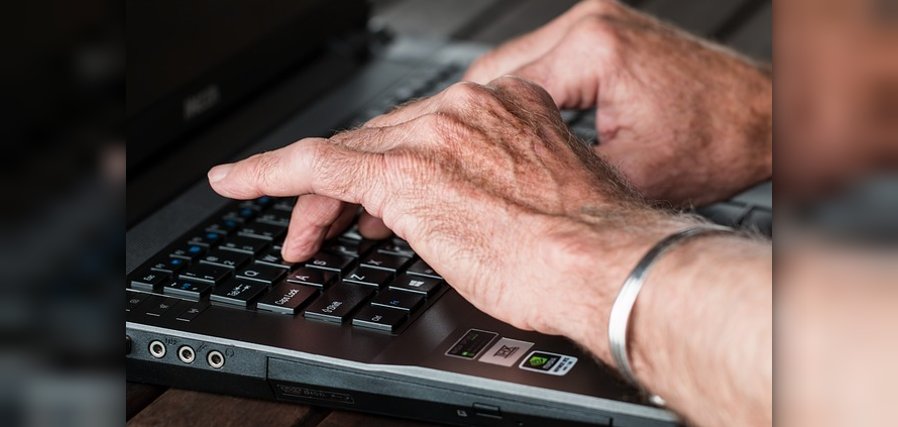 Foto einer Frau am Laptop arbeitend