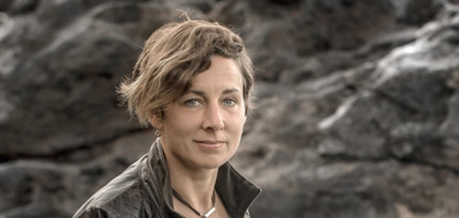 Bild der Utorin des Monats mit der Schrift Dora Heldt