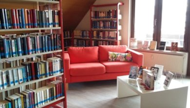 Foto der roten Couch in der Bücherei Maxdorf