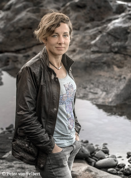 Bild der Utorin des Monats mit der Schrift Dora Heldt