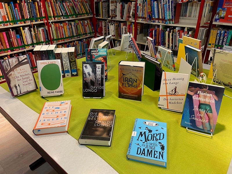Fotos von neu ausgelegten Büchern