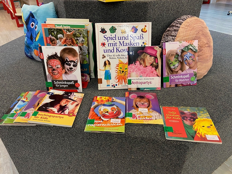 Foto vom thementisch fasching mit Büchern