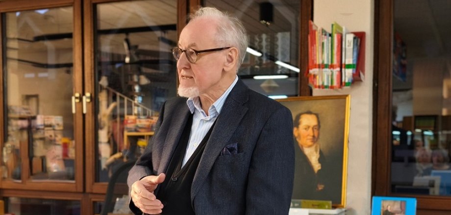 Foto von Prof. Wolfgang Kunz in der Bücherei Maxdorf