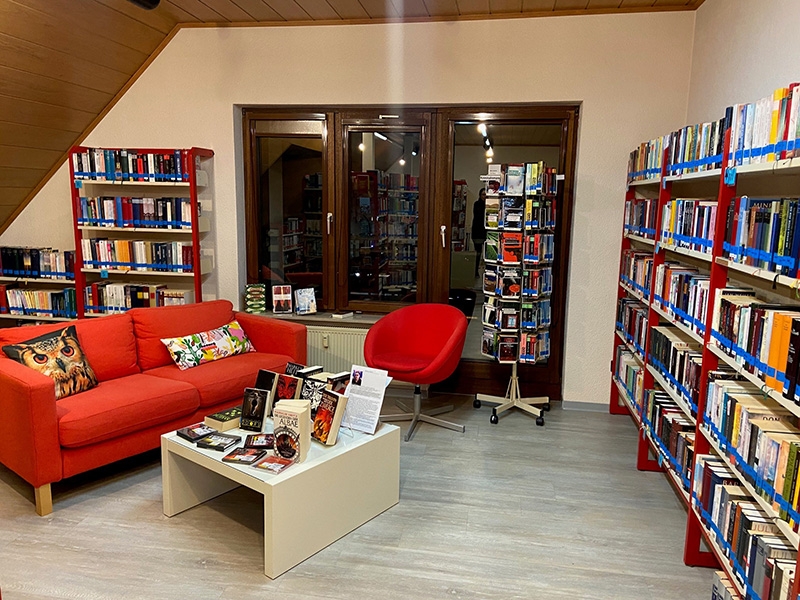 Foto der roten Couch in der Bücherei Maxdorf
