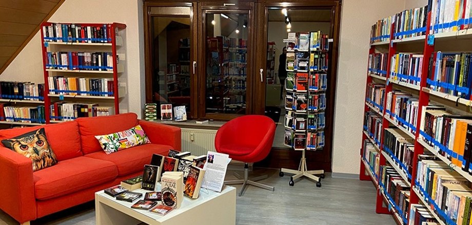 Foto der roten Couch in der Bücherei Maxdorf