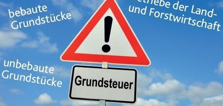 Foto  Verkehrzeichen Achtung mit Zusatzschild Grundsteuer