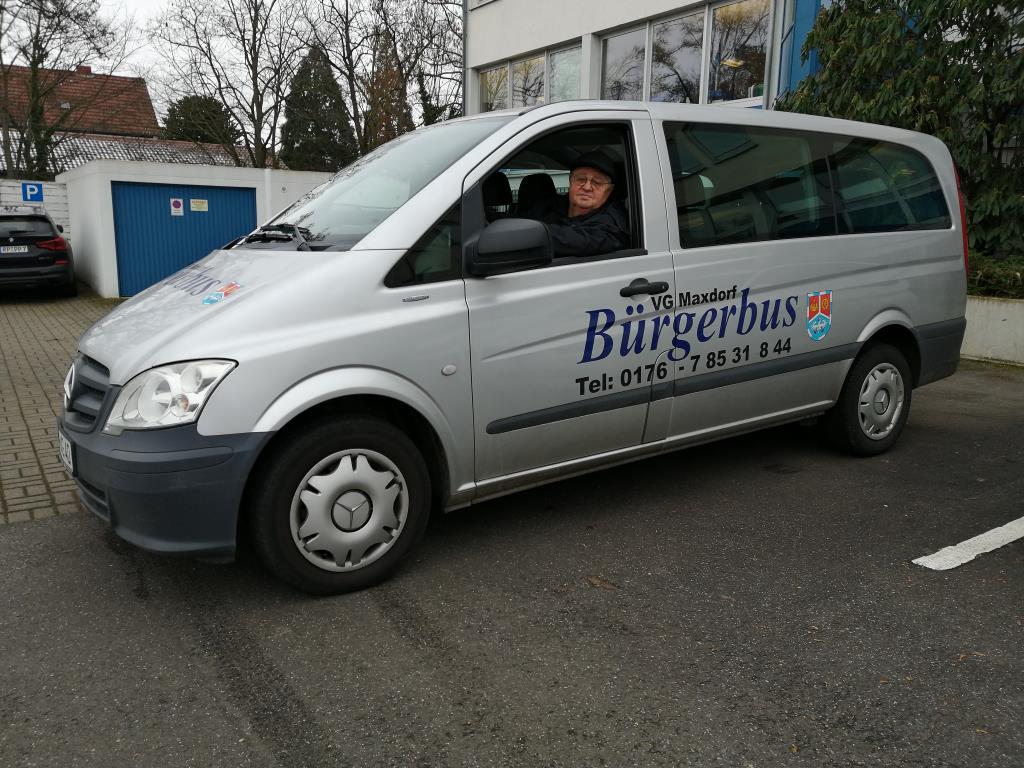 Foto vom Bürgerbus, seitlich aufgenommen mit Fahrer