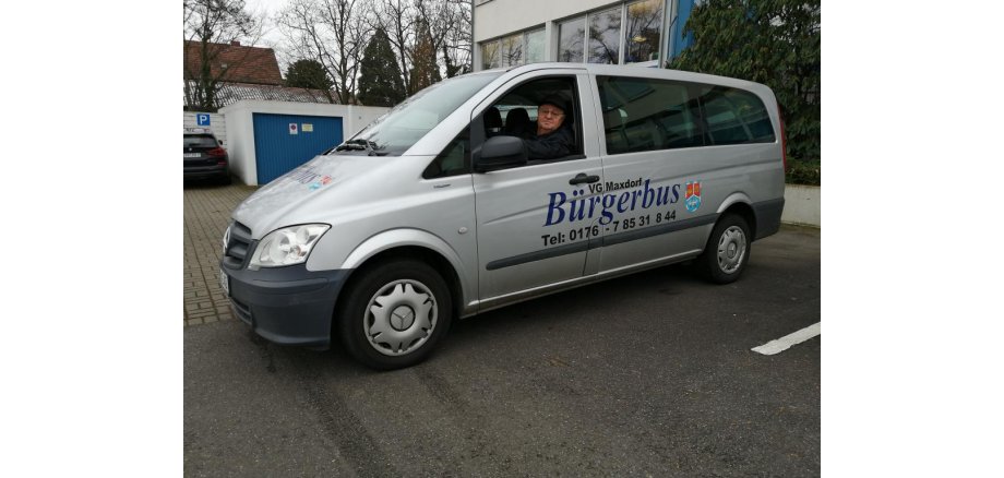 Foto vom Bürgerbus, seitlich aufgenommen mit Fahrer