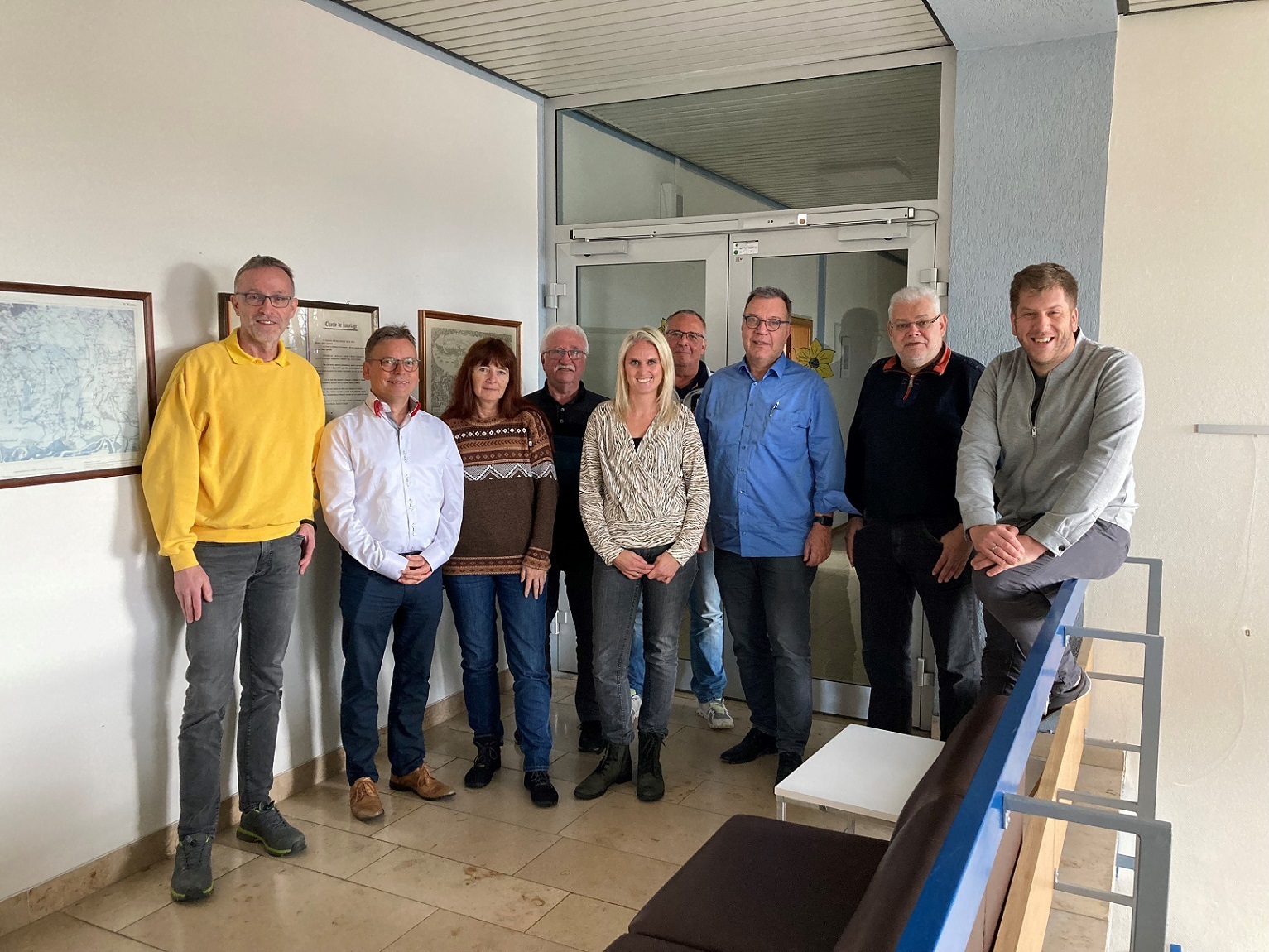 Gruppenfoto Gemeindeschwesterplus Frau Goff mit dem Bürgermeister und Ortsbürgermeistern sowie Beigeordneten der OGs und VG