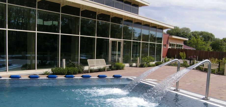 Foto vom Aussenbereich und Schwimmbecken des Kreisbades Maxdorf