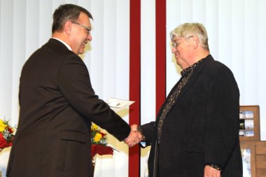 Ehrenbriefträger H.Vetter mit Bürgermeister P.Poje