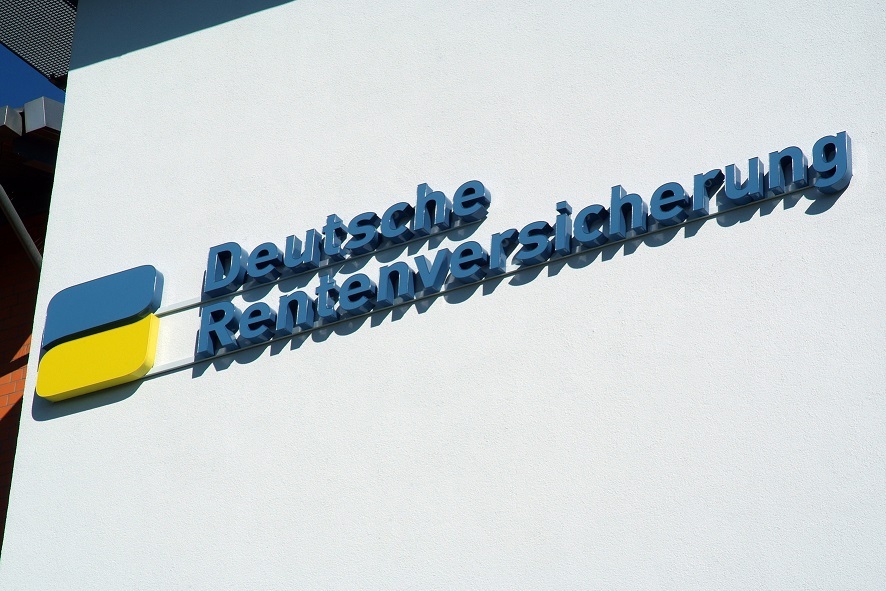 Foto vom Logo der Deutschen Renteversicherung an einer Hausfassade