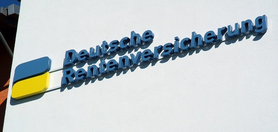 Foto vom Logo der Deutschen Renteversicherung an einer Hausfassade