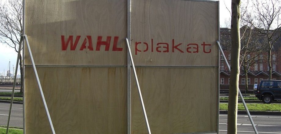 Foto eines Wahlplakates von hinten mit der Aufschrift "Wahl plakat"