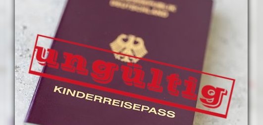 Foto Kinderreisepass mit Wort ungültig