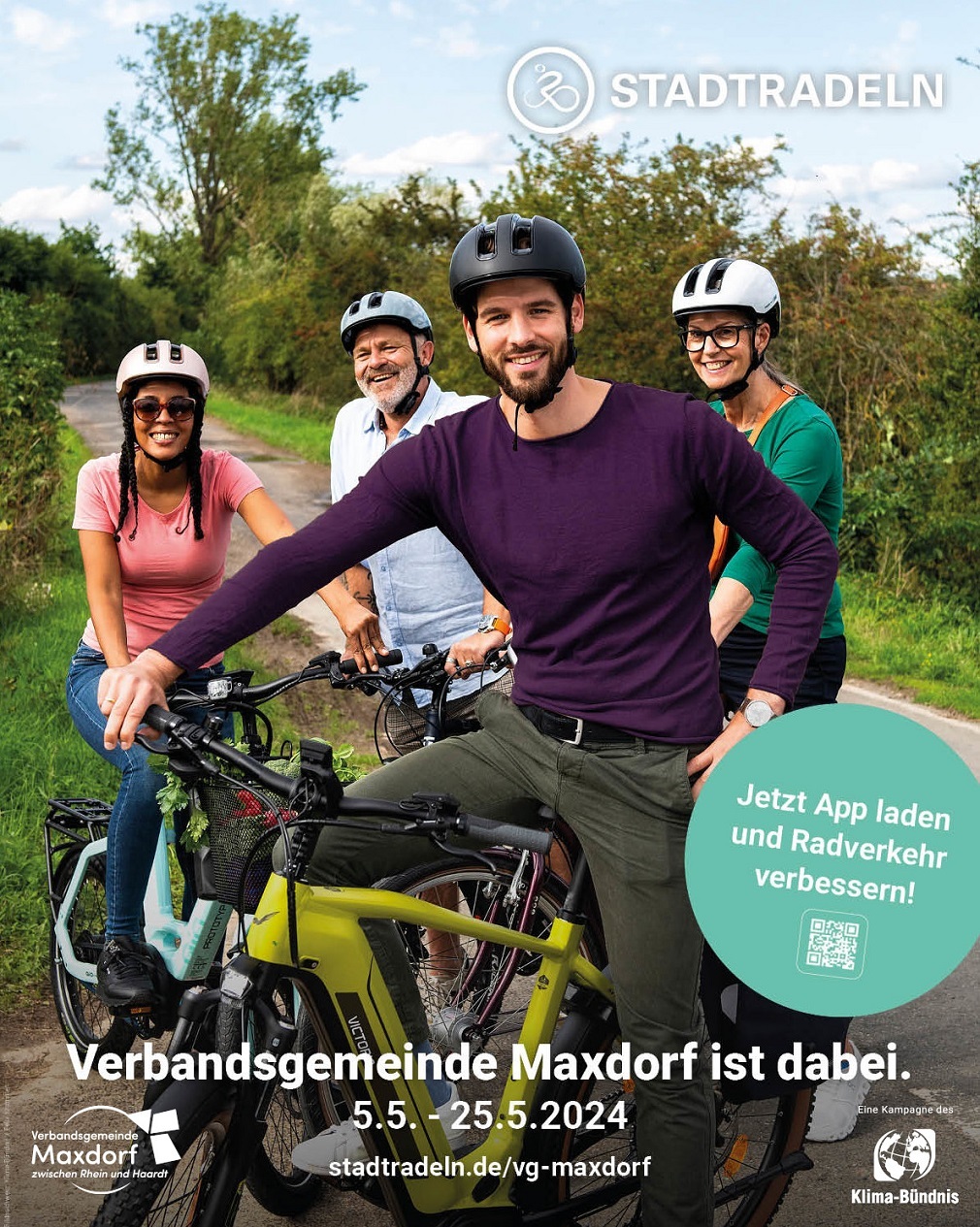 Plakat zum stadtradeln, Foto einer Gruppe mit vier Radfahrer:innen inkl Angabe des Zeitraumes, einem QR Code zum Download der App
