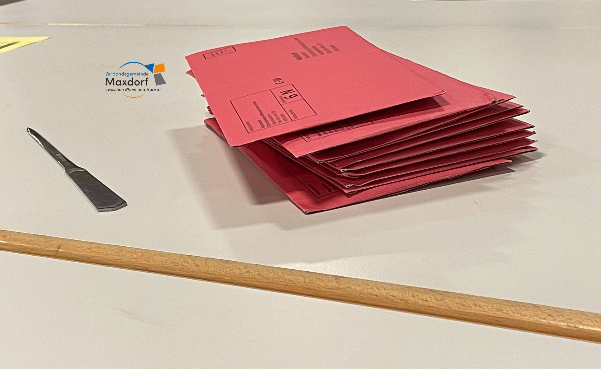 Stapel Briefwahlumschläge mit Brieföffner