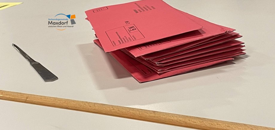 Stapel Briefwahlumschläge mit Brieföffner