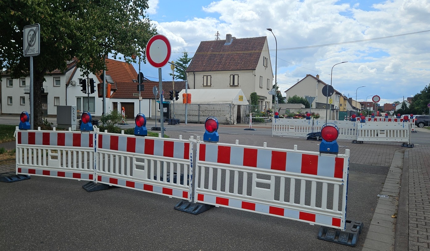 Foto einer Sperrung mit Barke mit roten Leuchten