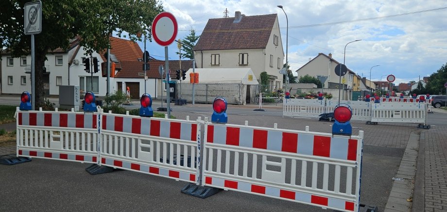 Foto einer Sperrung mit Barke mit roten Leuchten