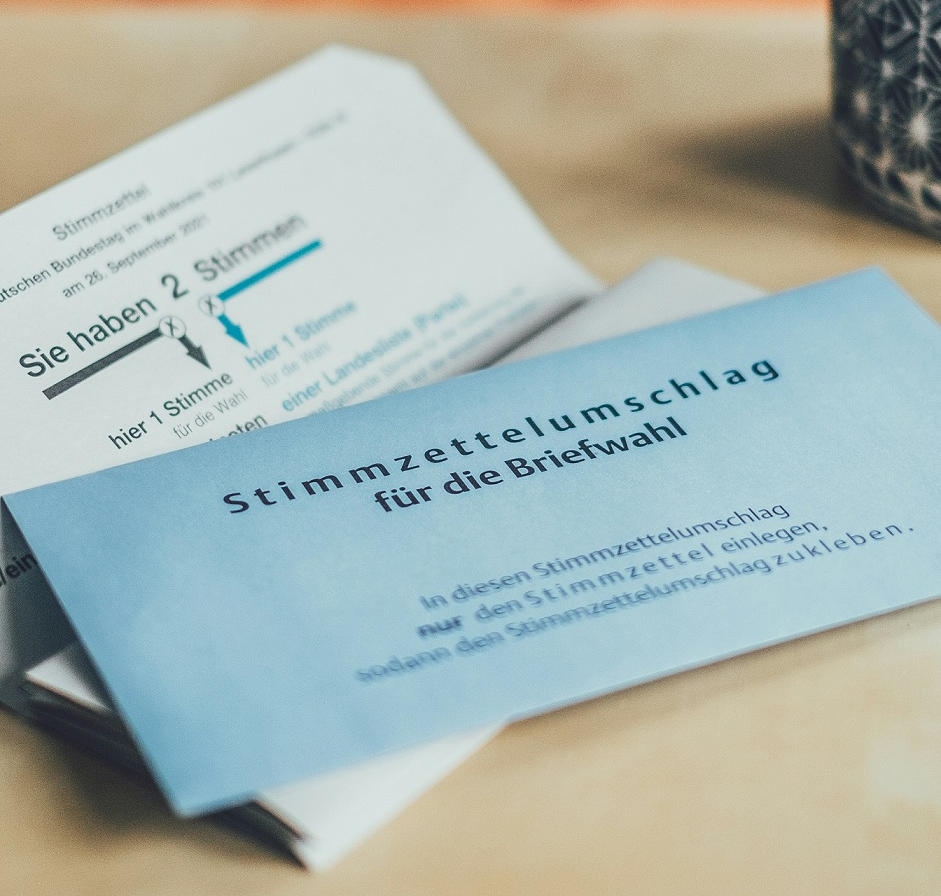 Foto Stimmzettelumschlag mit gefaltetem Stimzettel auf Tisch liegend