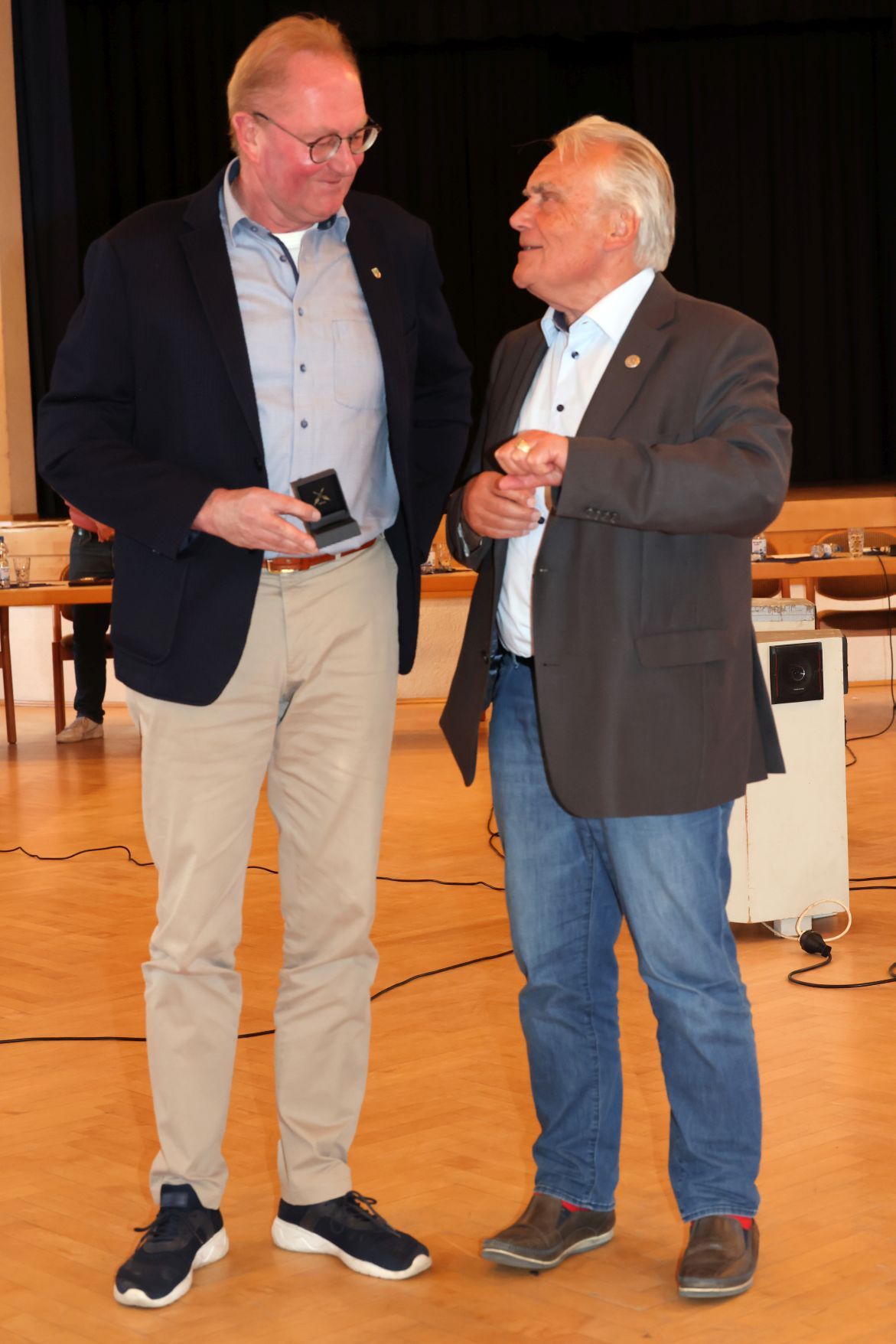 Bernd Kraft (rechts im Bild) wird von Ortsbürgermeister Werner Baumann ausgezeichnet