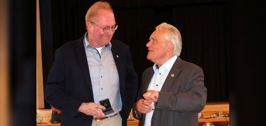 Bernd Kraft (rechts im Bild) wird von Ortsbürgermeister Werner Baumann ausgezeichnet