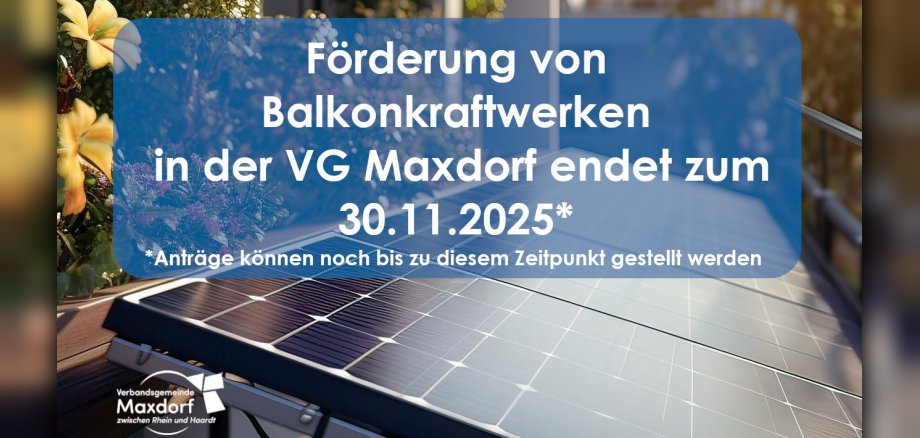 Grafik aus einem Foto eines Solarpanels, das als Balkonkraftwerk isntalliert ist mit dem Text, Förderung von Balkonkraftwerken in der VG Maxdorf endet zum 30.11.2026