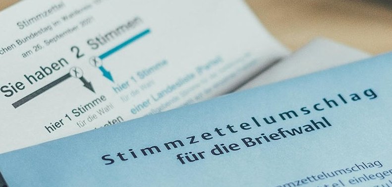 Symbolgrafik zur Wahl mit Briefwahlumschlag, zusammengefalteter Stimmzettel