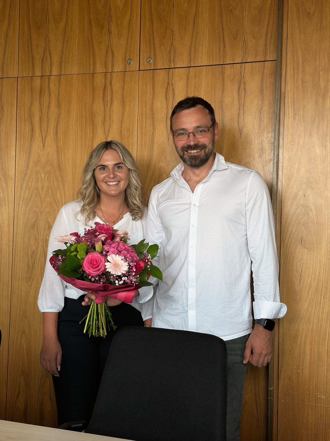 Foto neue Standesbeamtin Kiara Kögel mit Bürgermeister André Voges