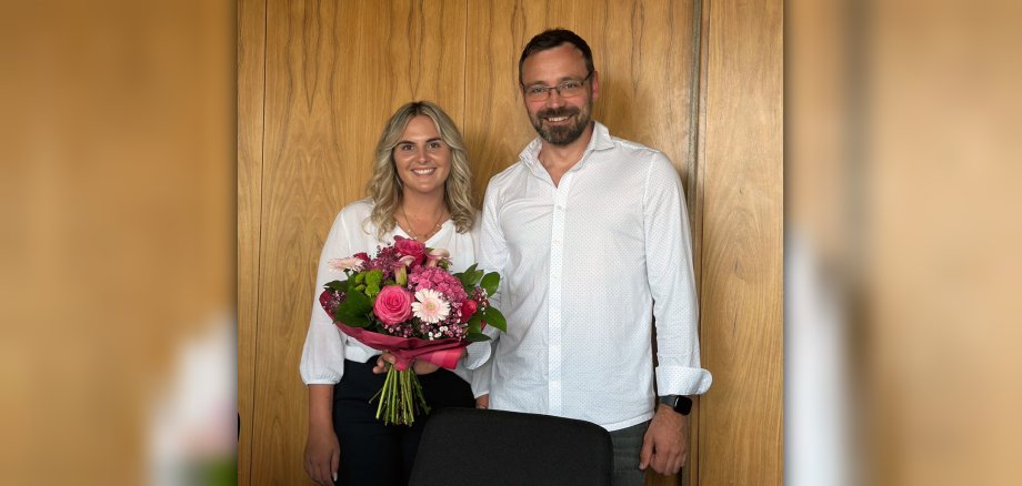 Foto neue Standesbeamtin Kiara Kögel mit Bürgermeister André Voges