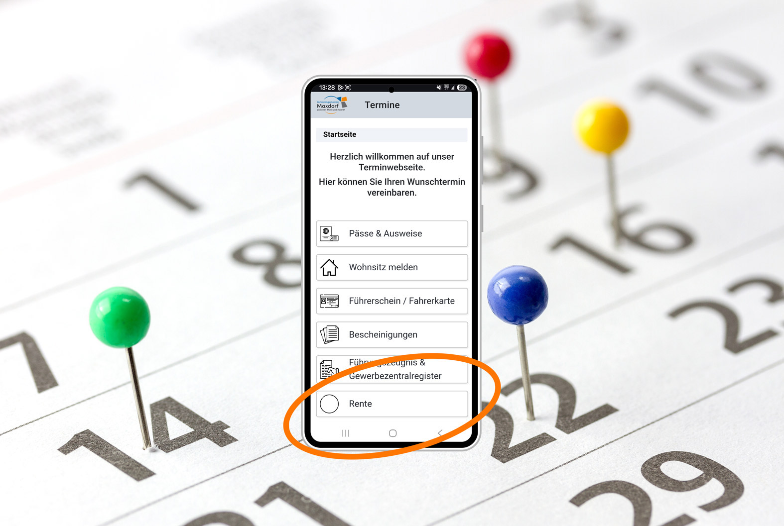 Online Terminvereinbarung Grafik mit Kalender im Hintergrund, Smartphone mit der Webseite zur Terminvereinbarung