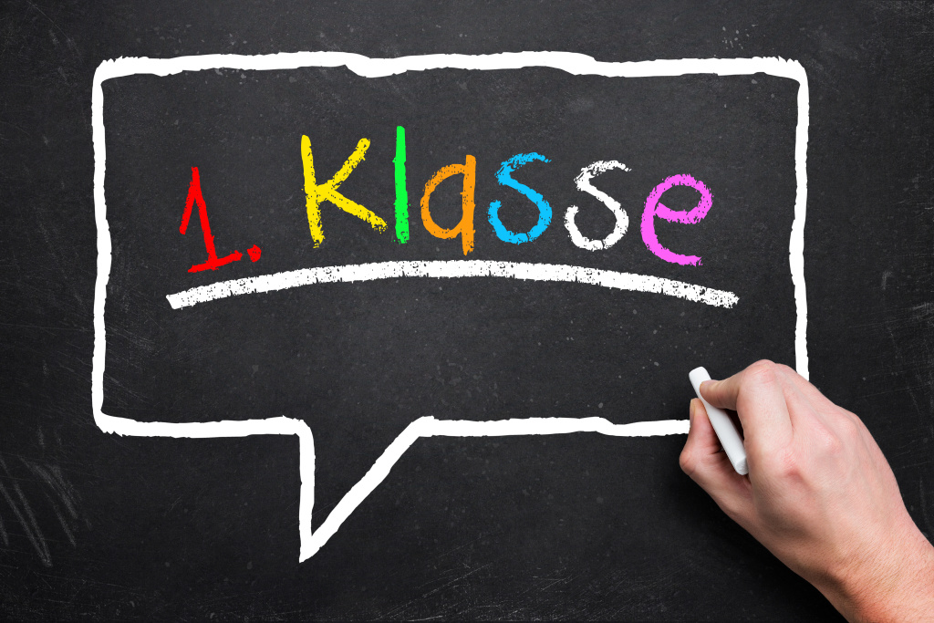 Kleine Tafel auf der in Kreideschrift steht "Anmeldung Grunschule Birkneheide, Fußgönheim, Maxdorf"