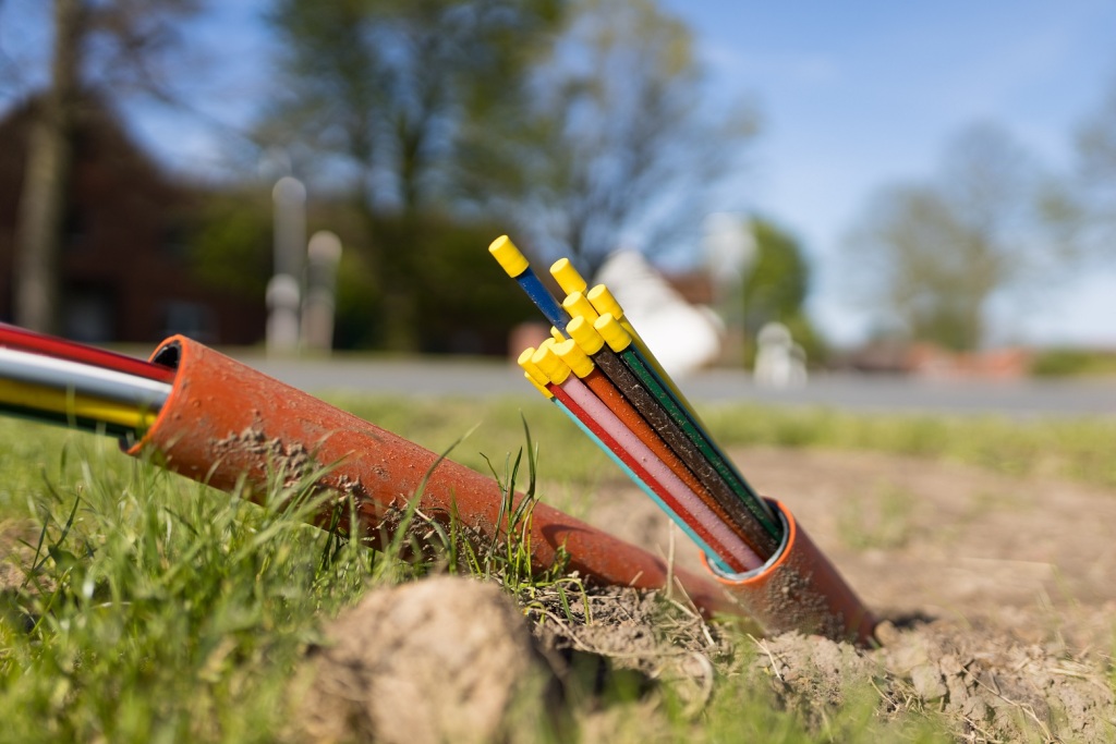 Glasfaserkabel schauen aus der Erde