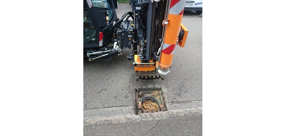 Foto eines Sinkkasten der mit einer speziellen dafür vorgesehenen Maschine gereinigt wird