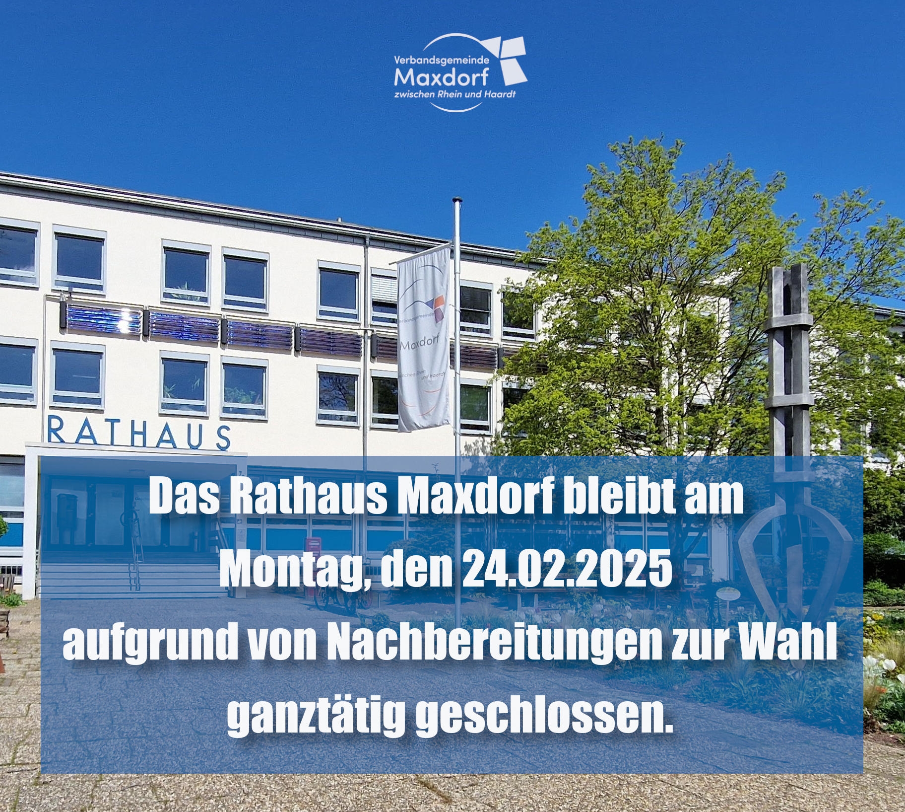 Foto vom rathaus Maxdorf mit weißem Text auf blauen Hintergrund