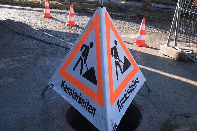 Foto Schild mit Kanalsanierungsarbeiten