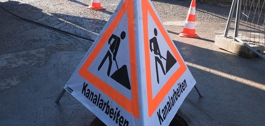 Foto Schild mit Kanalsanierungsarbeiten