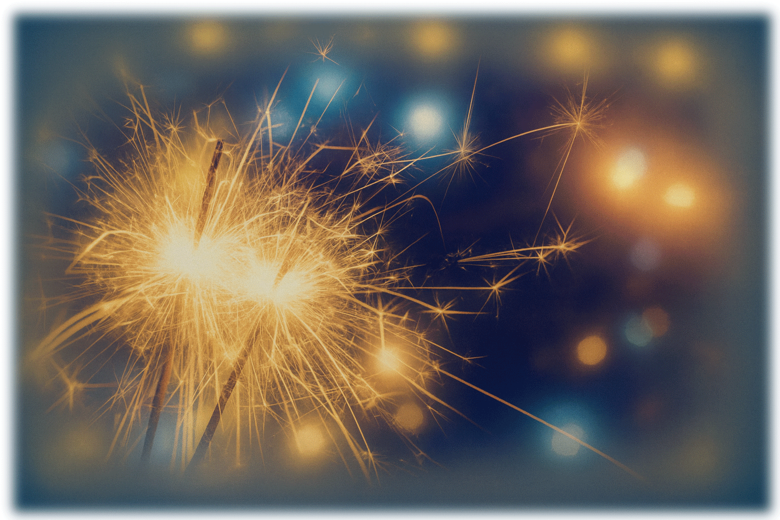 Grafik mit Wunderkerzen im Vordergrund und verschwommenen Lichtpunkten im Hintergrund