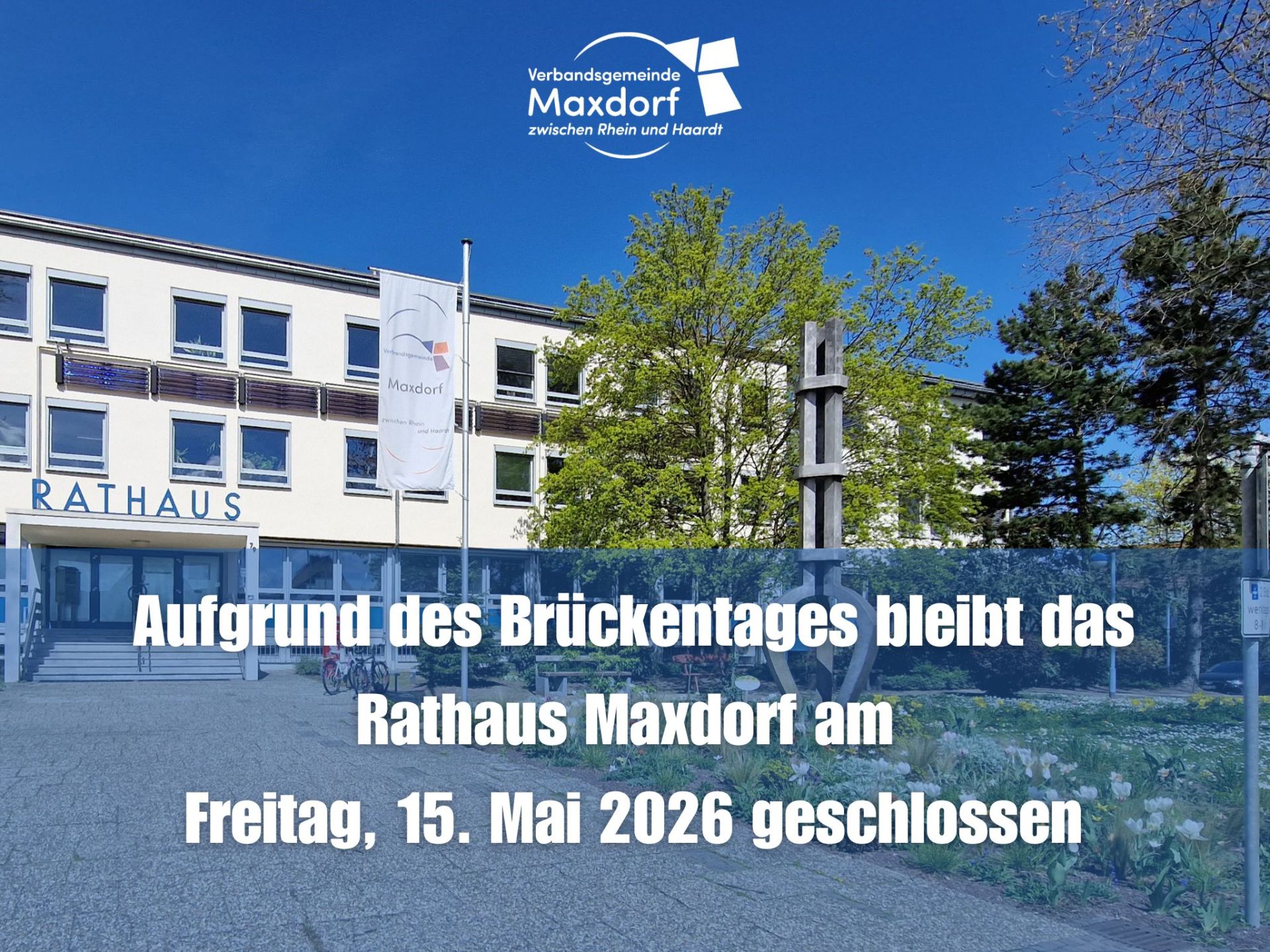 Foto vom Rathaus Maxdorf mit dem Text am 15. Mai aufgrund des Brückentages geschlosssen
