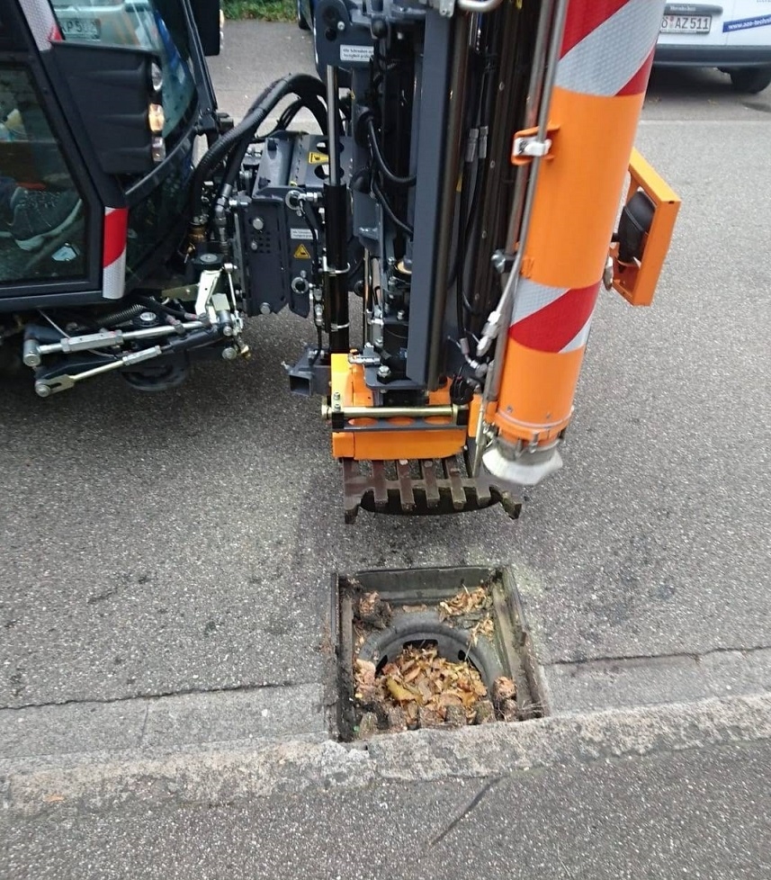 Foto einer Sinkkastenreinigung, geöffneter Sinkkasten wird von einem Reinigungsgerät gesäubert