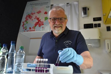 Dipl.-Phys. Harald Gülzow analysiert eine Brunnenwasserprobe Dipl.-Phys. Harald Gülzow analysiert eine Brunnenwasserprobe